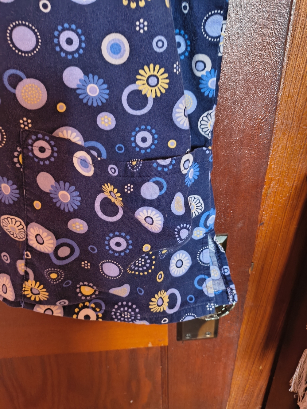 H.Q. Scrub Top 2x. Navy Floral / Circles - Picture 5 of 7